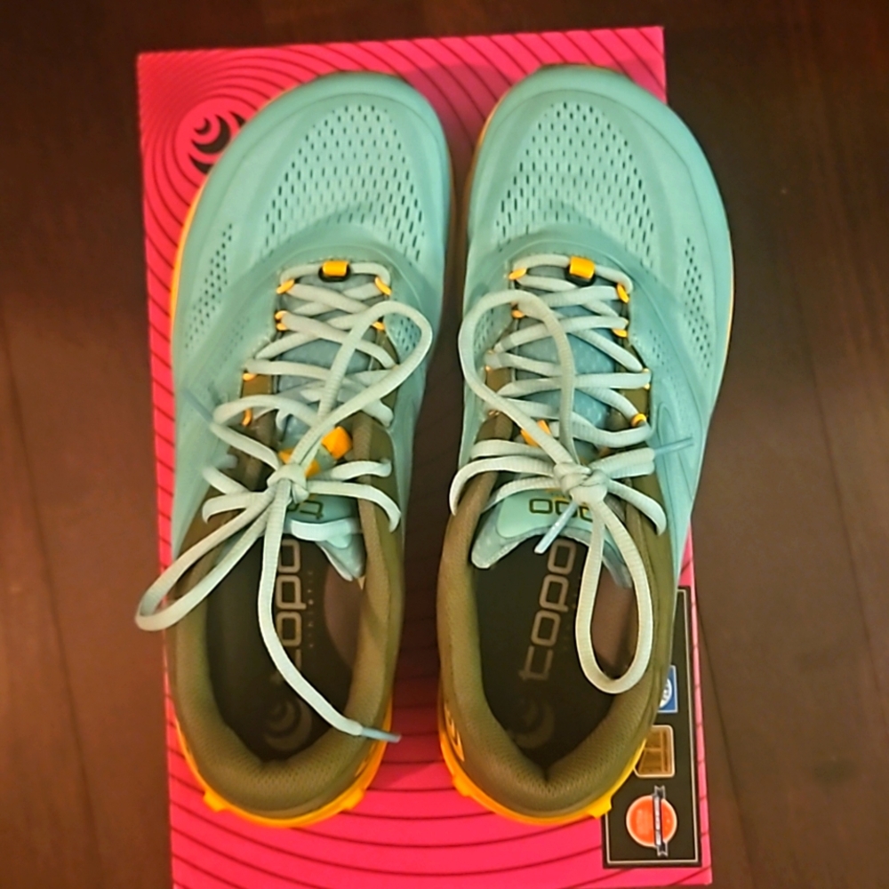 W-Ultraventure 2 5mm drop Topo running shoes; size 8.5; turquoise and gold